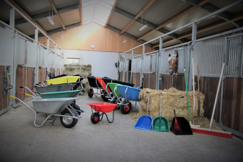 Einmal einige Compactkarren in der Stallgasse aufgereiht: Ob klein oder groß - Transportgeräte sind nützliches Equipment im Pferdestall.
