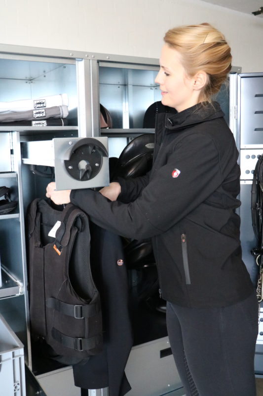 Sicherheitsweste und Jackett können wie hier an die Kleiderstange des Profi-Turnierschranks gehangen werden.