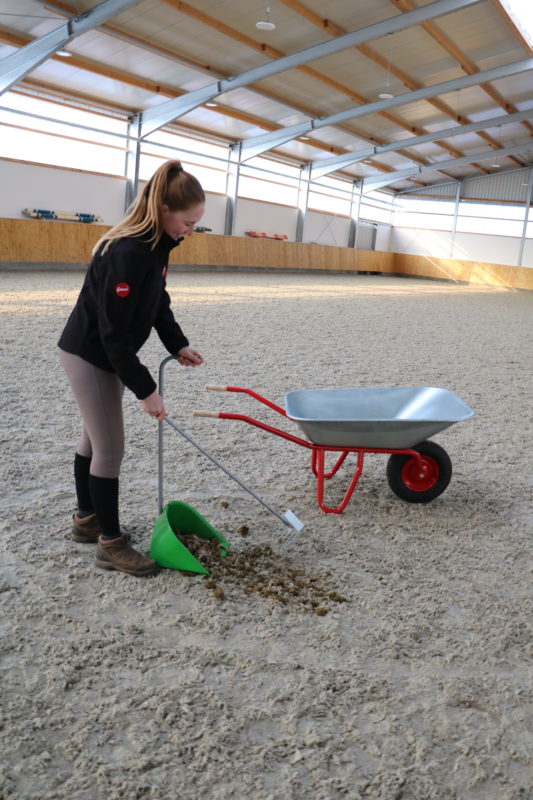 Stallroutinen: Abäppeln mit Stallbutler und Compactkarre Profi Stallroutinen: Abäppeln mit Stallbutler und Compactkarre Profi