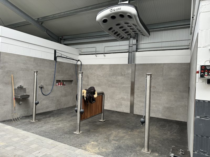 Waschplatz mit Solarium und Pferdeabspritzdusche