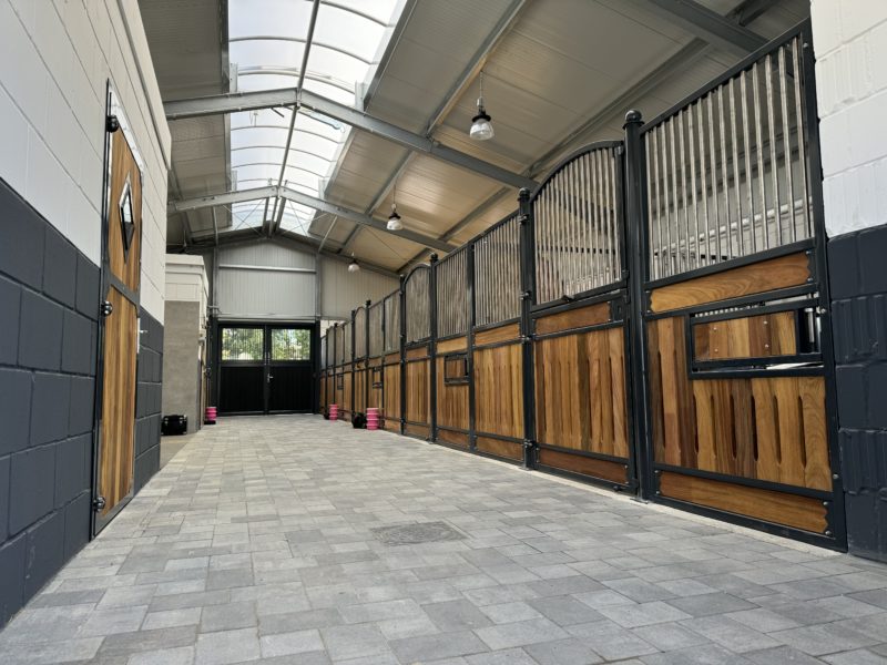 Gut Abtshof Mönchengladbach - Blick in die Stallgasse, rechts die Pferdeboxen, links ein Waschplatz