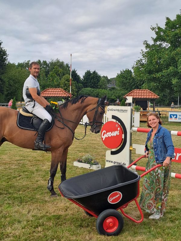 Die Compactkarre 250 Liter Action als Ehrenpreis in der Springprfg.Kl.M* m.St. (125cm) beim Reitturnier in Ostenland