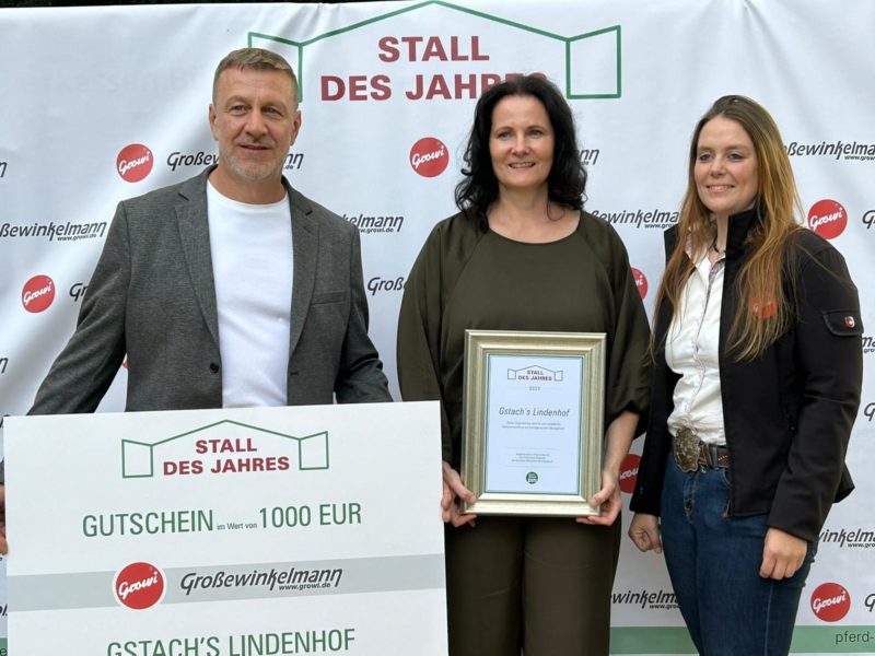 Die Sieger von "Stall des Jahres" 2025: Gstach's Lindenhof. Growi-Mitarbeiterin Pia Waldmann gratuliert.