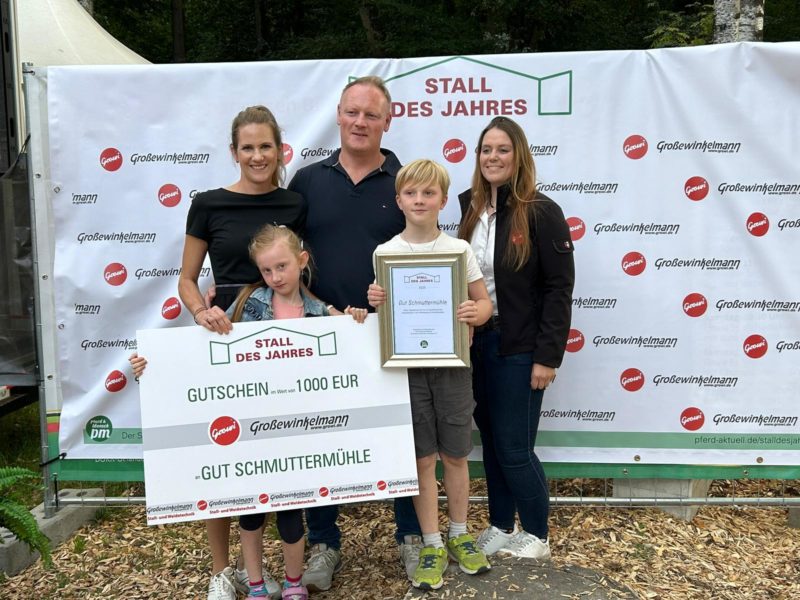 Die Sieger von "Stall des Jahres" 2025: Familie Kraus vom Gut Schuttermühle. Growi-Mitarbeiterin Pia Waldmann gratuliert.