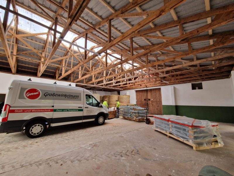 Montage mit Growi: Der Bulli steht im künftigen Pferdestall, in dem die Boxen aufgebaut werden. Auf dem Weg zum Traumstall.