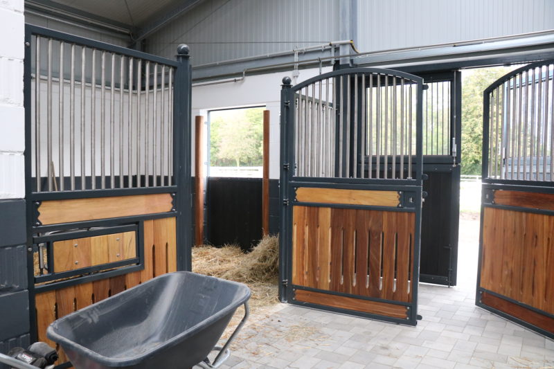 Diese Pferdeboxen sind mit Drehtür ausgestattet.