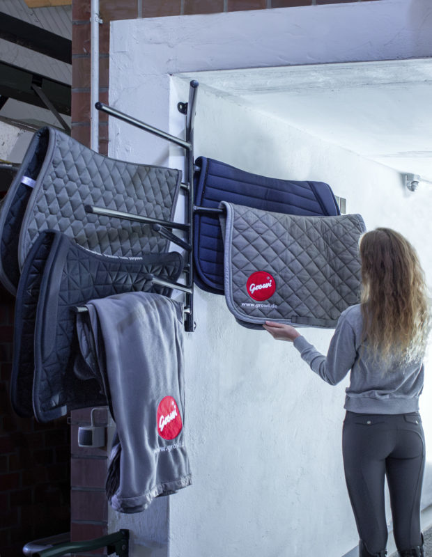 Der Deckenhalter Twist trägt auf platzsparende Weise zur besseren Stallorganisation bei. Hier bei unserer Teamreiterin Smilla im Einsatz.