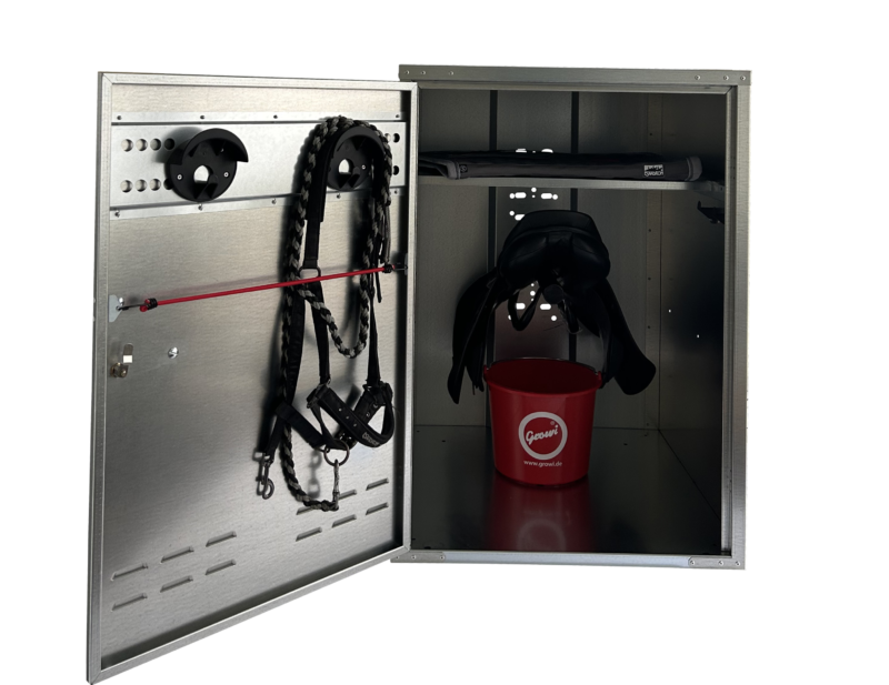 Dieser Sattelschrank mit den Maßen 1,06 x 0,75 x 0,75 m ist besonders kompakt.