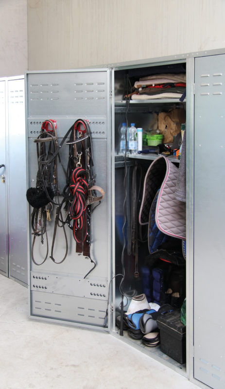 So kann ein Sattelschrank von innen aussehen.
