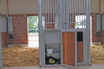 Ablageschrank in Boxenfront